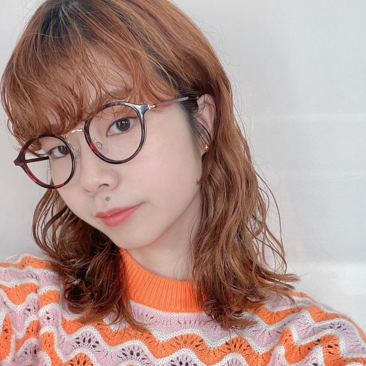 【ゆるいウェーブがお洒落】うねりやハネを生かす！ 大人に似合うパーマ風ミディアムヘア_4