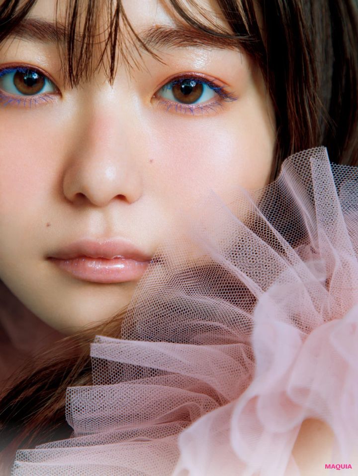 山田杏奈さんの春メイク。大人のピンク、ドラマティックな赤リップ、2つの表情を披露！_3