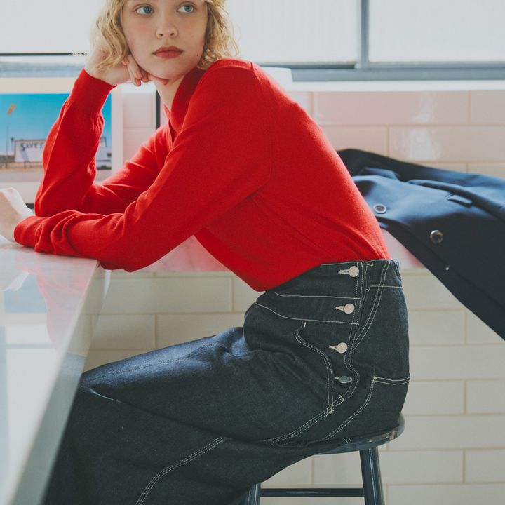 進化形ロングデニムスカート×スニーカーのモダンカジュアルスタイル【マイスタンダードブック】