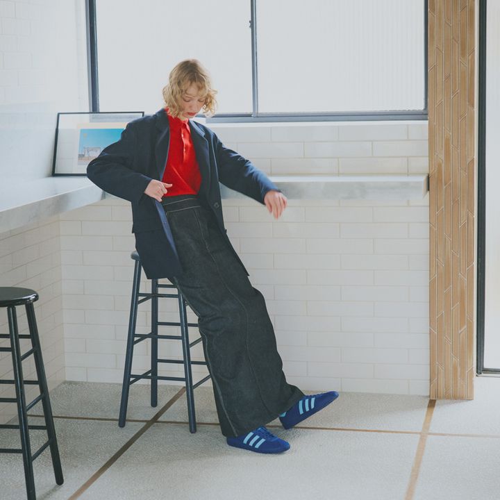 進化形ロングデニムスカート×スニーカーのモダンカジュアルスタイル【マイスタンダードブック】