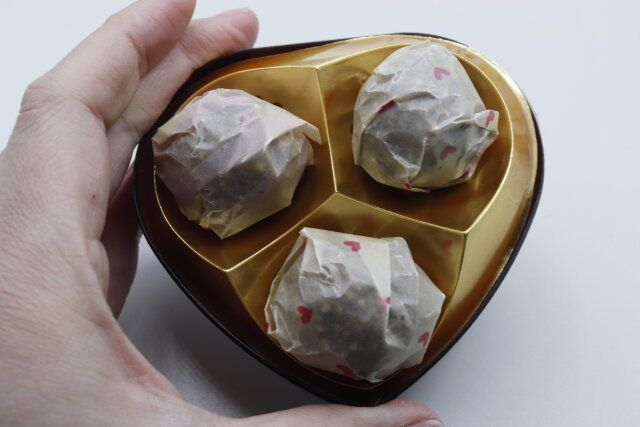 ダイソーのワックスペーパーでラッピングする様子