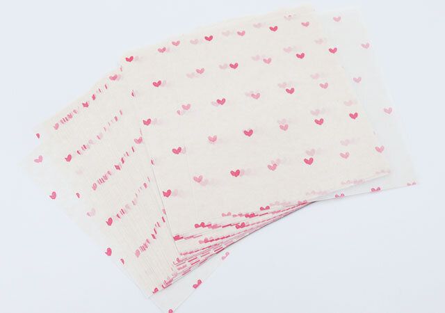 ダイソーのワックスペーパー（ハート、10cm×10cm、50枚）