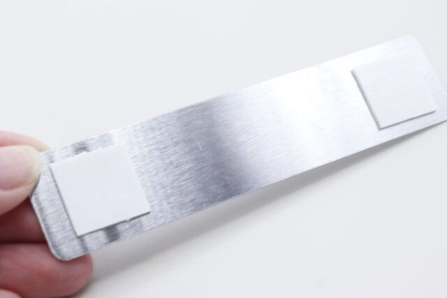 セリアのマグネット用取り付けプレート ロングは粘着テープタイプ