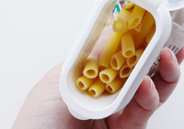 ダイソーの注ぎ口付き袋クリップは袋入りのパスタなどの粒状の食材の取り出しに便利