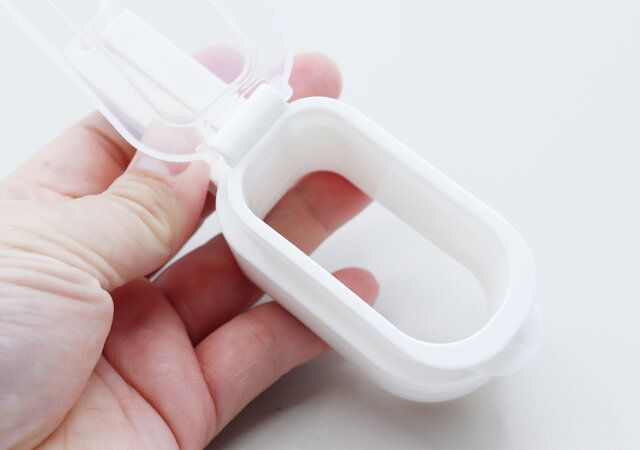 ダイソーの注ぎ口付き袋クリップは袋入りの食材の出す量を調整しやすい