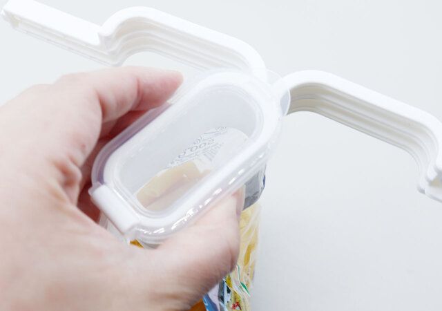 ダイソーの注ぎ口付き袋クリップの装着方法