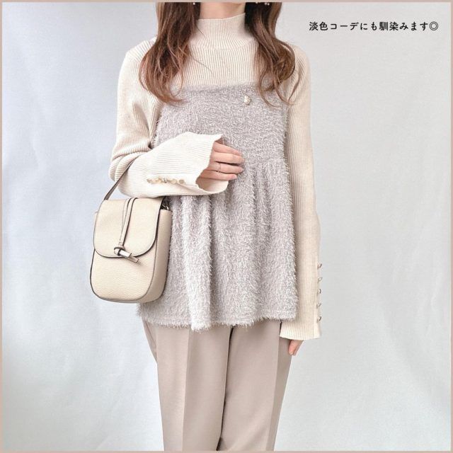 ラメカットキャミソールを着用している