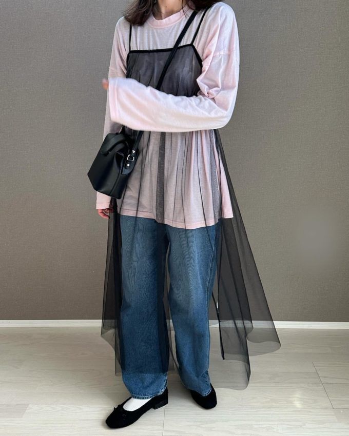 オーバーサイズシアーロンT×しまむらのブラックの「チュールバックリボンキャミワンピース」