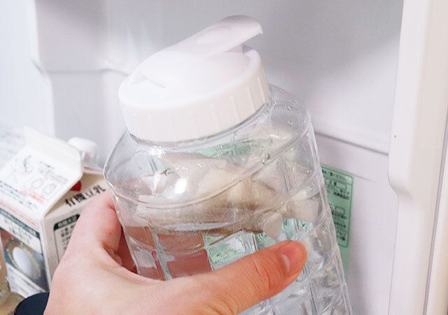 セリアのPETウォーターボトル1.5L 冷水・冷茶専用は持ちやすいスリムさ