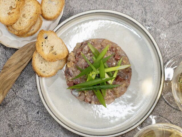 旬の魚のタルタル レシピ ネギをのせバゲットを添える