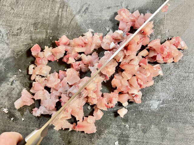 旬の魚のタルタル レシピ 魚に調味料を加えて叩く