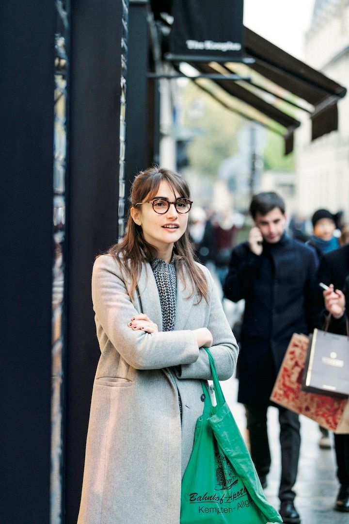 上品なグレーのコートにはずしアイテムをプラスして、オシャレ感をアップ