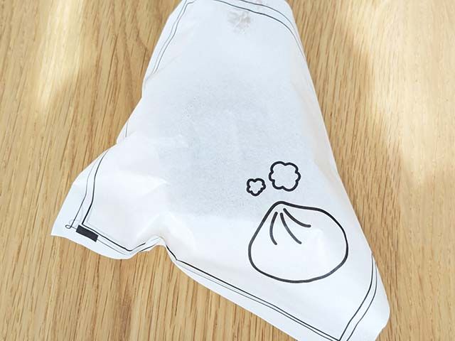 ファミリーマートの新商品「台湾カステラ」が袋に入れられてる様子