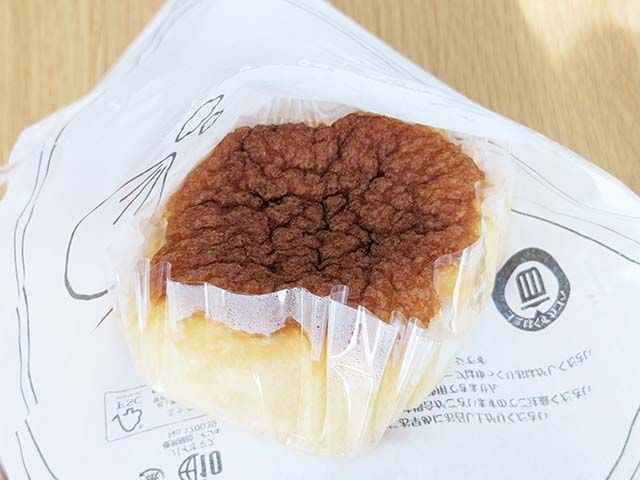 袋に入ったファミリーマートの新商品「台湾カステラ」を開封した様子