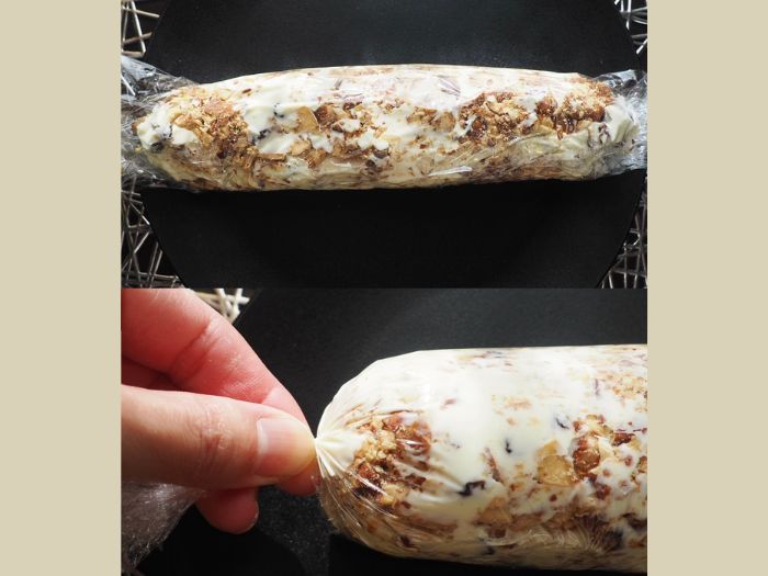 クリームチーズを乗せて筒状にする