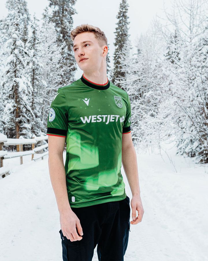 大自然の神秘オーロラ！カナダ1部に「ノーザンライツ」を描くユニフォームが登場 背中には“あの星座”も