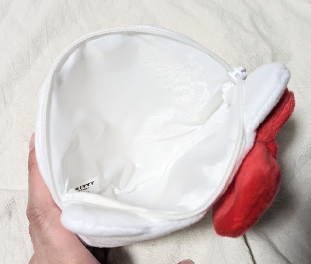 顔型ポーチ中を開いたところ