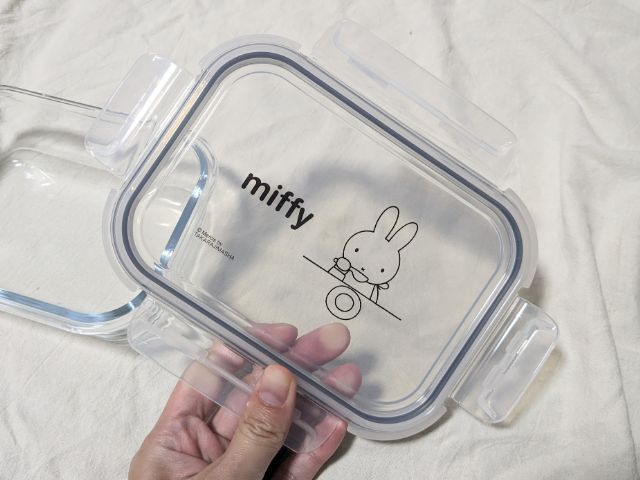 ガラス容器フタを開けたところ