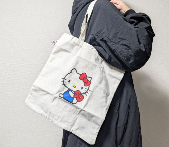 トートバッグを肩にかけたところ