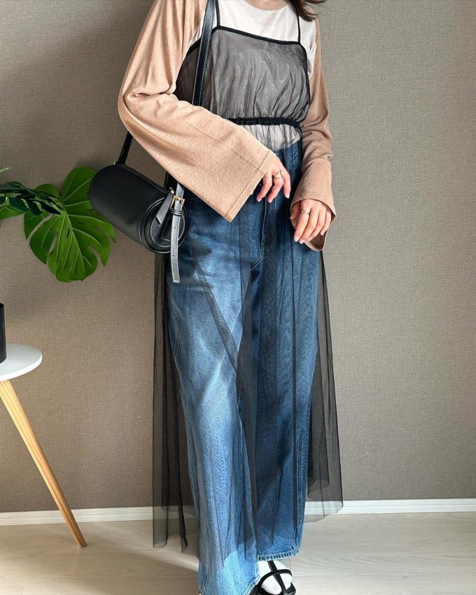 スラブシアー配色プルオーバー×しまむらのブラックの「チュールバックリボンキャミワンピース」