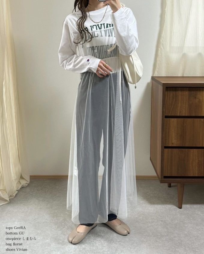 ロゴロンT×しまむらのホワイトの「チュールバックリボンキャミワンピース」