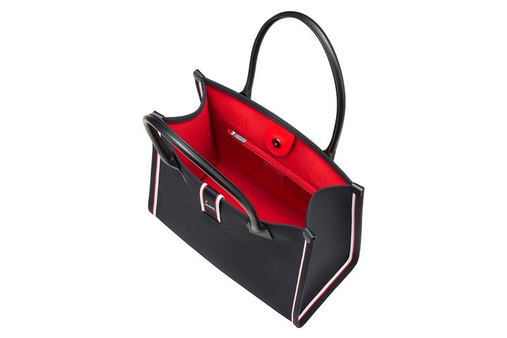 BMW「118i Fashionista」成約記念品のクリスチャン ルブタンのバッグ