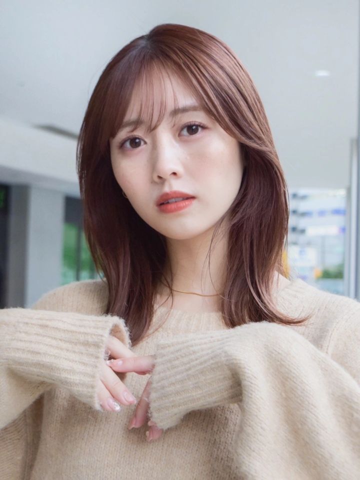 ミディアム ヘア 髪型 ヘアスタイル 前髪あり ヘアカラー グレーベージュ