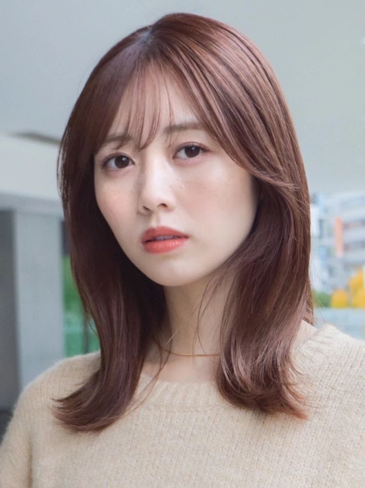 ミディアム ヘア 髪型 ヘアスタイル 前髪あり ヘアカラー グレーベージュ