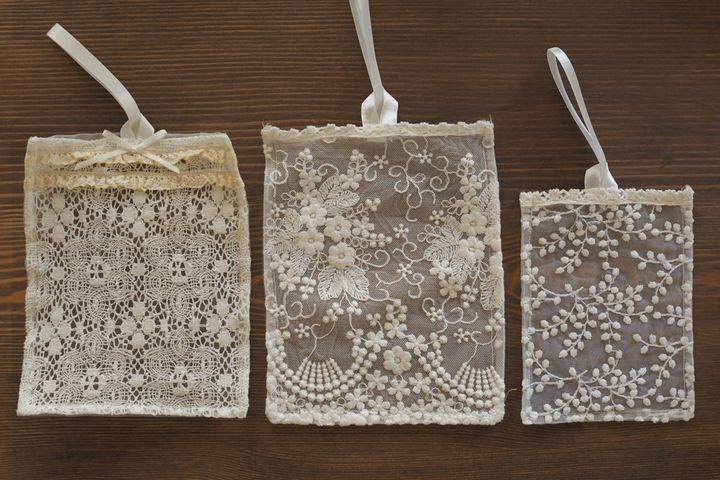 サシェとは、フランス語で香料や乾燥ハーブを詰めた小さな香り袋