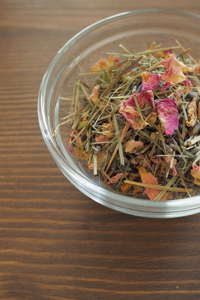 ドライハーブをブレンドします