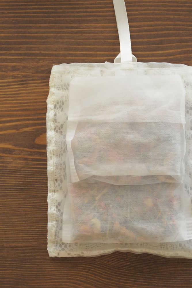 詰めたハーブをサシェ袋に入れます