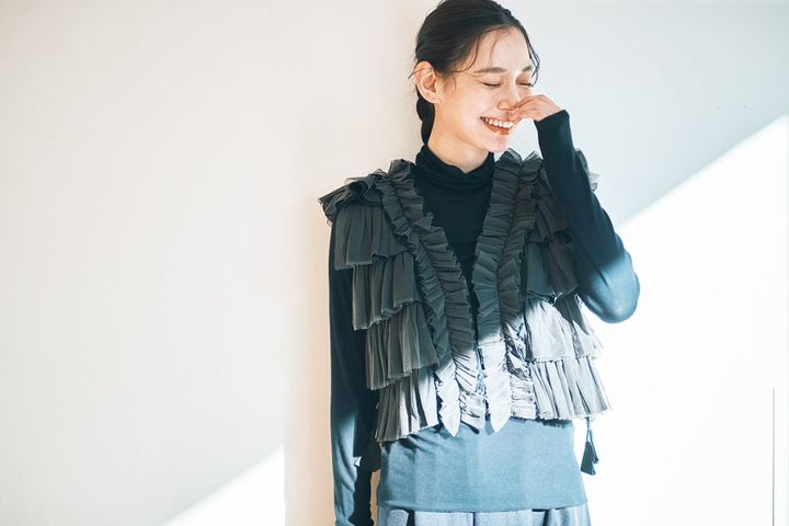 大人ガーリーが堪能できるティアードベスト