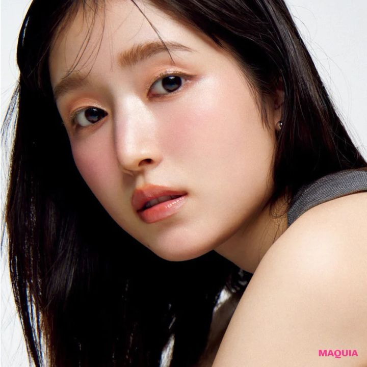 俳優・福本莉子さんの脱グラデシャドウな春メイク。質感コントラストでゆるく柔らかな表情に_2