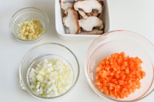 エスニックチャーハン レシピ 材料を刻む