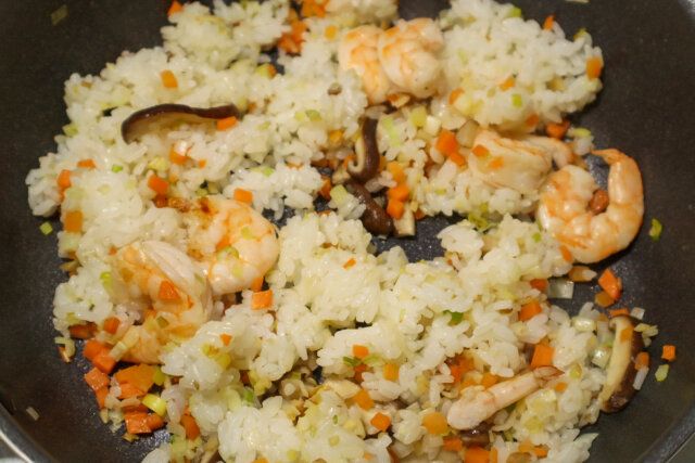 エスニックチャーハン レシピ ごはんを入れ炒める