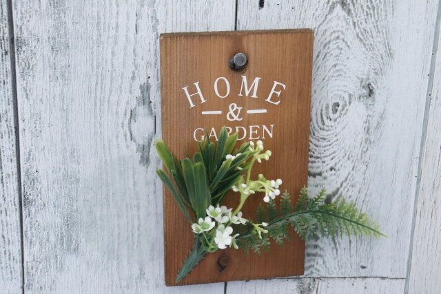 ダイソーの木製壁掛けフラワーでお部屋がお洒落な空間に早変わり