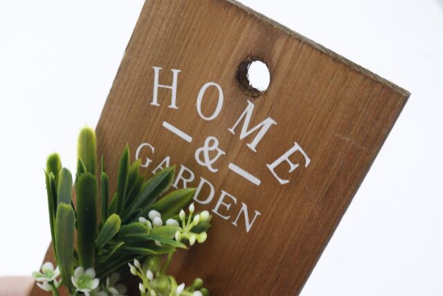 ダイソーの木製壁掛けフラワーはフック穴付きで吊り下げて飾れる