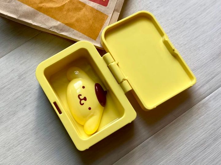 ハッピーセット「ポムポムプリン まぐねっと&こものいれ」