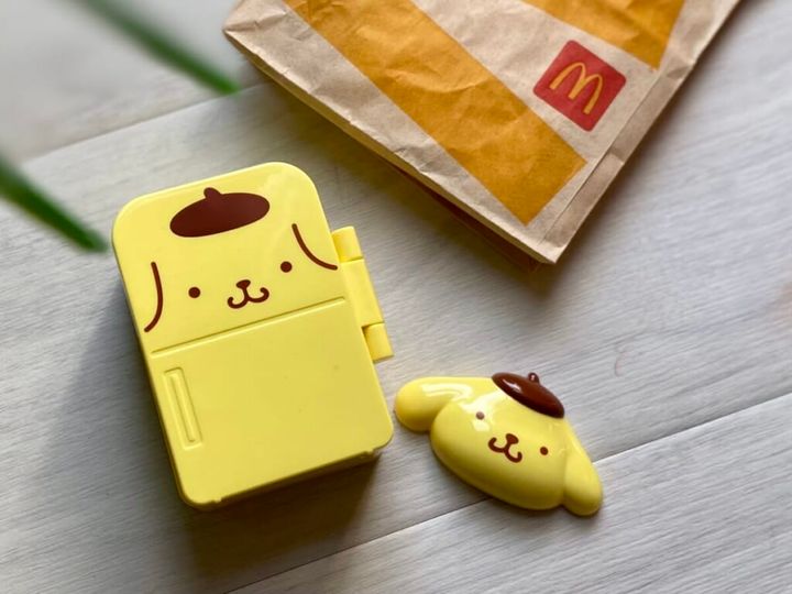 ハッピーセット「ポムポムプリン まぐねっと&こものいれ」