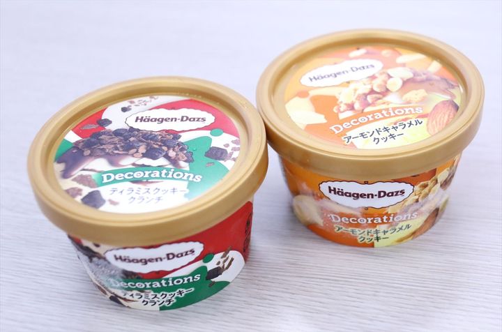 デコレーションズ「ティラミスクッキークランチ」（左）とデコレーションズ「アーモンドキャラメルクッキー」