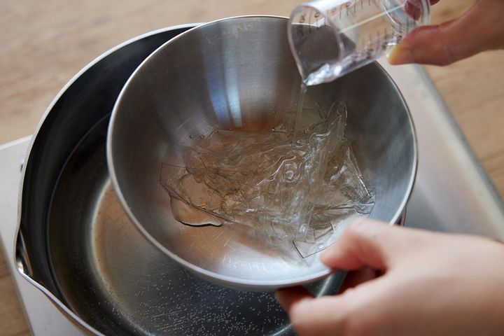ゼラチンと酒を混ぜる