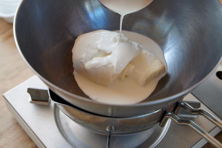 クリームチーズを湯煎する
