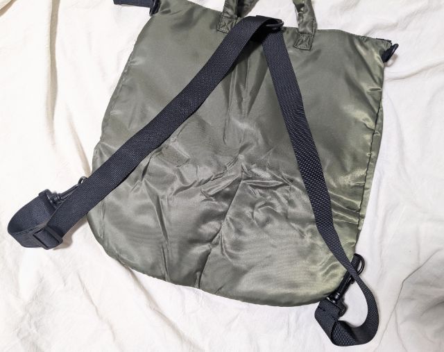 背面のストラップ