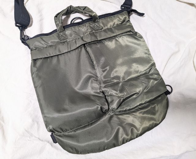 カーキのバッグ
