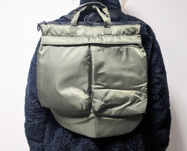 バッグを背負う