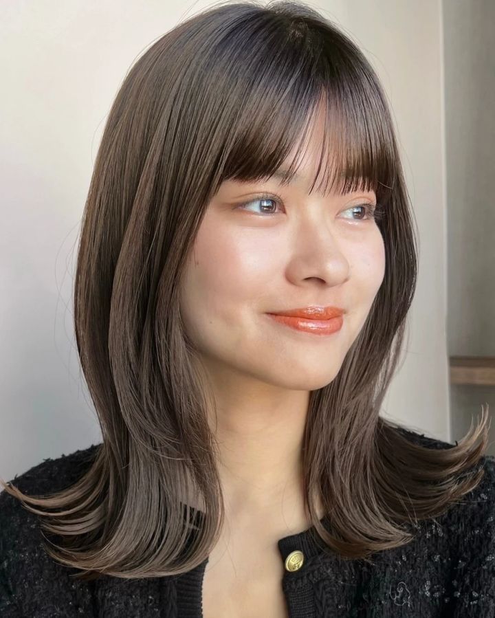 ミディアム ヘア 髪型 ヘアスタイル 前髪あり ヘアカラー グレーベージュ