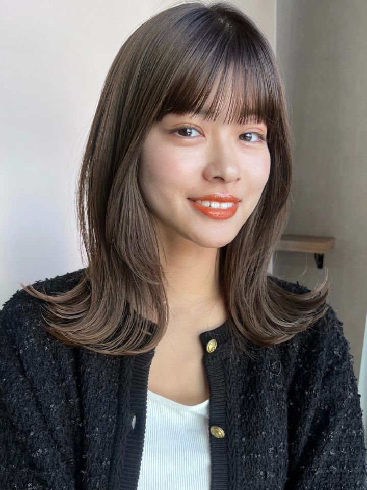 ミディアム ヘア 髪型 ヘアスタイル 前髪あり ヘアカラー グレーベージュ