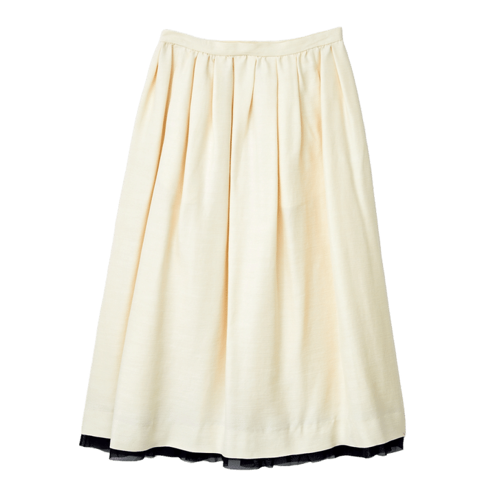 フォーマルの場面にふさわしい、シルク混素材の華やかなセットアップ