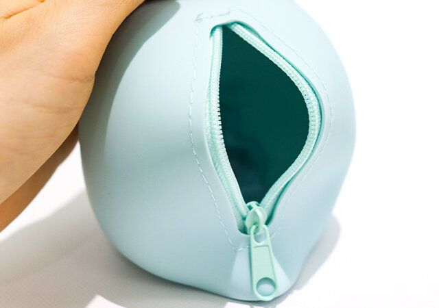 すみっコぐらし おすわりシリコンポーチ とかげ ファスナー開閉