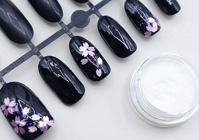 ダイソーのグリッター（6個セット、サクラ3）を使ってネイルアート